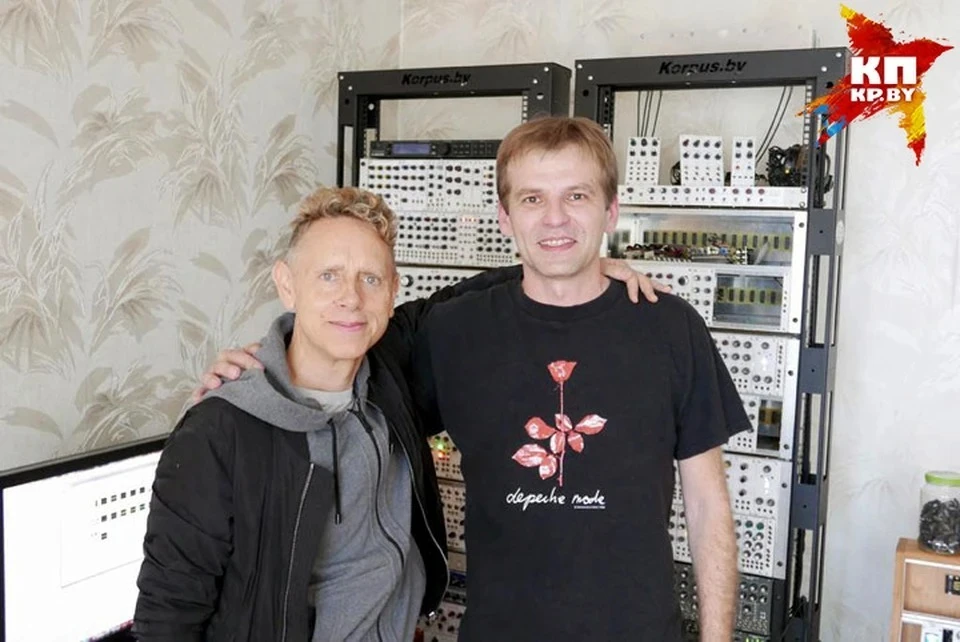 Алексей Ламан и участник группы Depeche Mode Мартин Гор в минской квартире на фоне приборов, которые создает белорус. Фото: личный архив