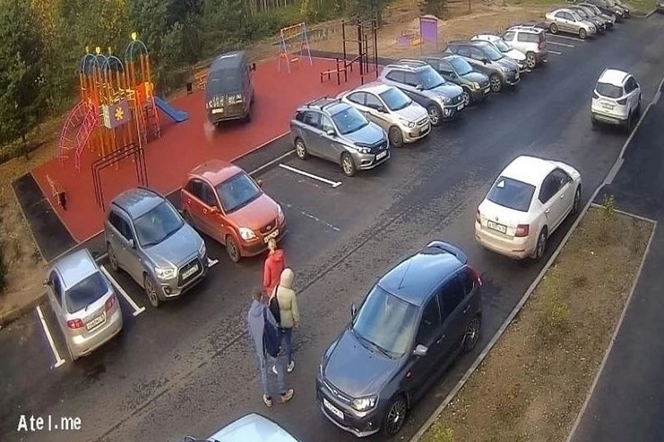 В Рыбинске водитель "Газели" испортил игровую площадку. ФОТО: Telegram-канал Михаила Евраева