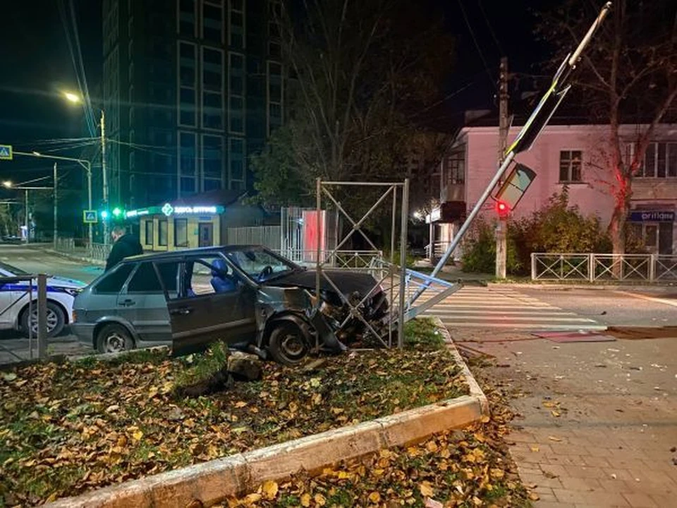 На улице Болдина в Туле легковушка протаранила светофор