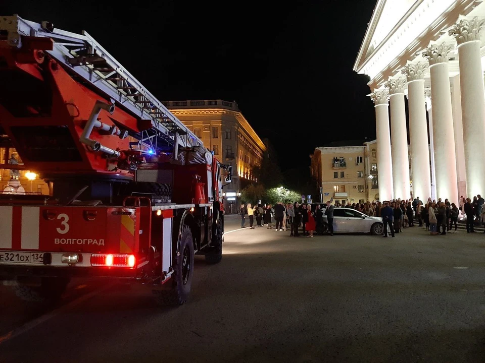 Зрителей срочно эвакуировали из-за задымления в театре.