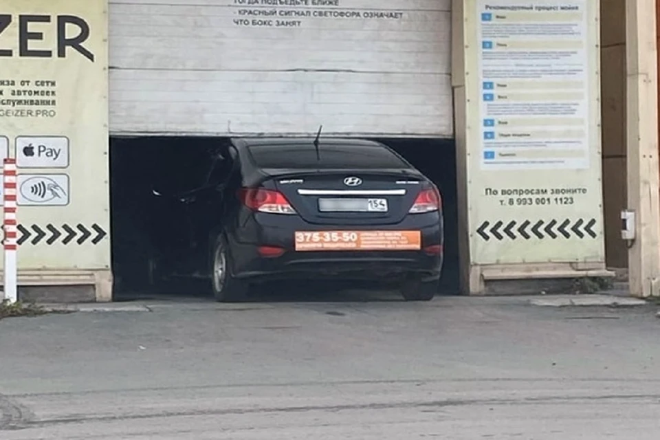 Ворота придавили машину на новосибирской автомойке. Фото: "АСТ-54".