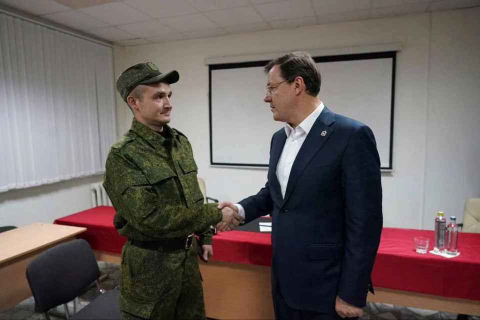 Губернатор Дмитрий Азаров лично побеседовал с мобилизованными и побывал в воинских частях