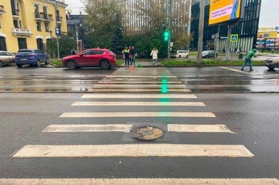 Женщина переходила дорогу на разрешающий сигнал светофора.