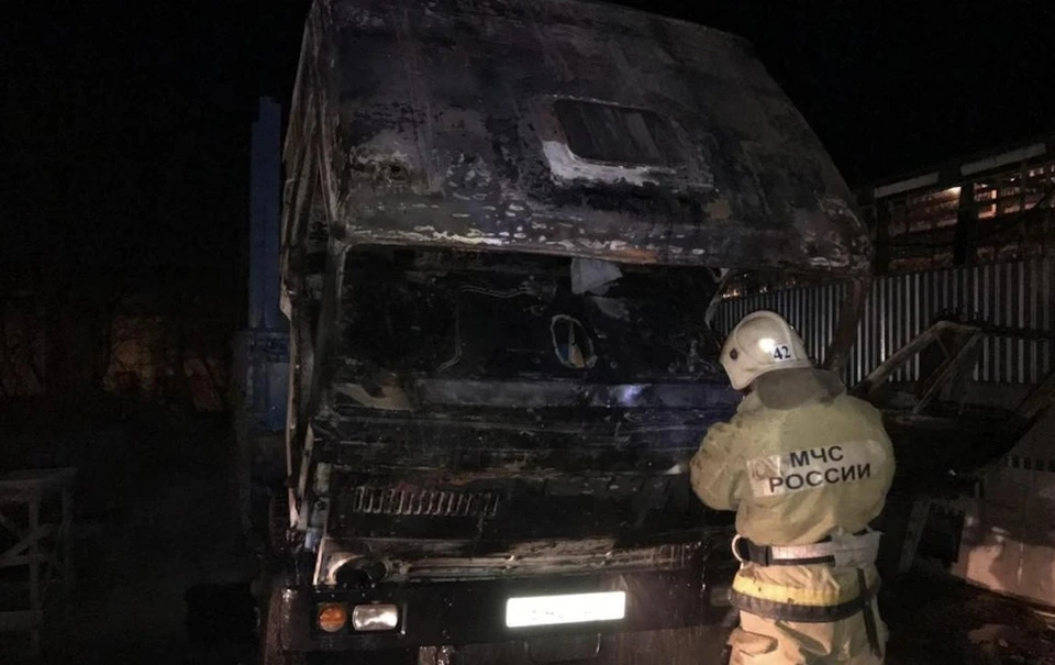 В Астраханском микрорайоне АЦКК загорелся грузовик