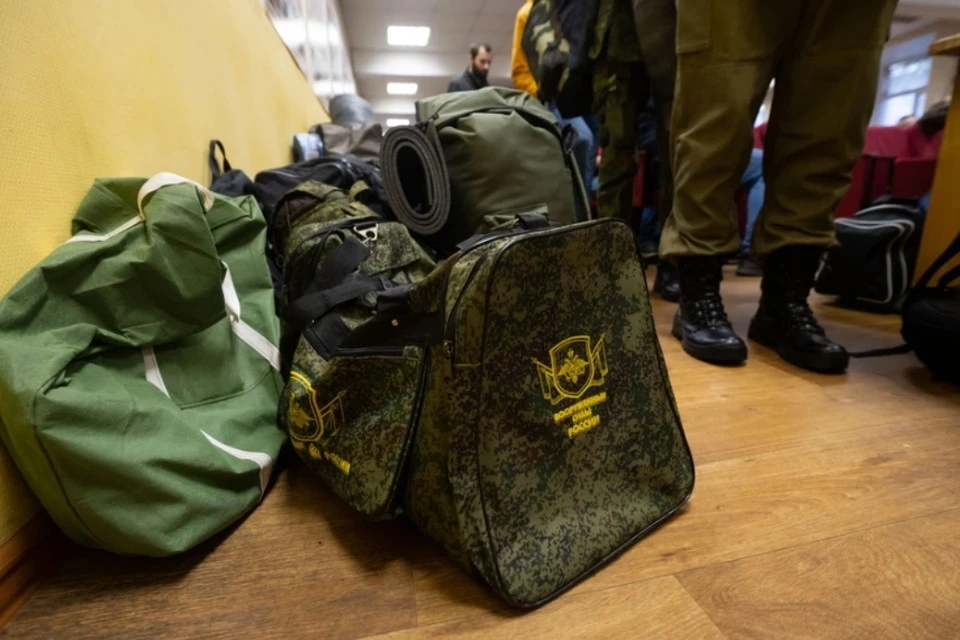 Военком Иркутской области: Для выезда за границу мужчинам нужна справка из военкомата.