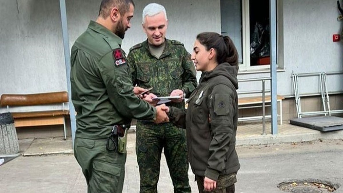 Выпускницу медколледжа из Краснодарского края наградили медалью за спасение  бойцов на СВО - KP.RU