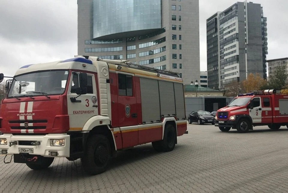 К административному зданию съехались пожарные автомобили. Фото: пресс-служба МЧС по Свердловской области