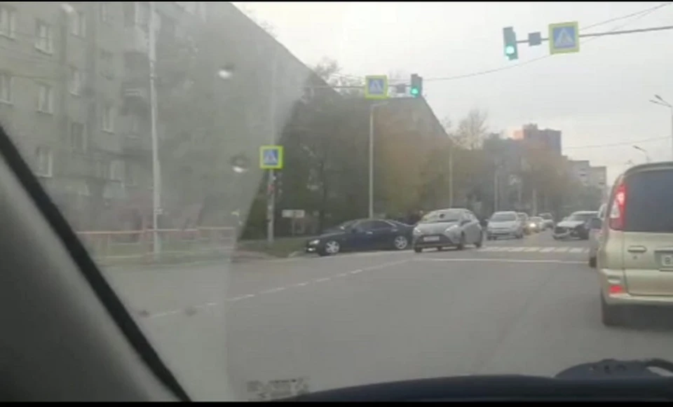 Тройной удар: несколько машин пострадало в ДТП в Хабаровске. Фото: скриншот с видео