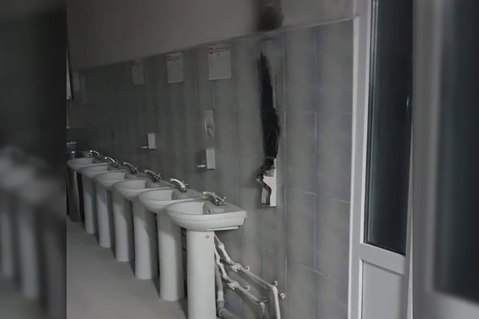 К месту выехали 23 пожарных, однако еще до их прибытия один из учителей потушил возгорание. Фото: vk.com/murman01