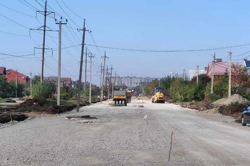 В Краснодаре на ремонтируемой улице Чепигинской уложили два слоя щебня Фото: krd.ru