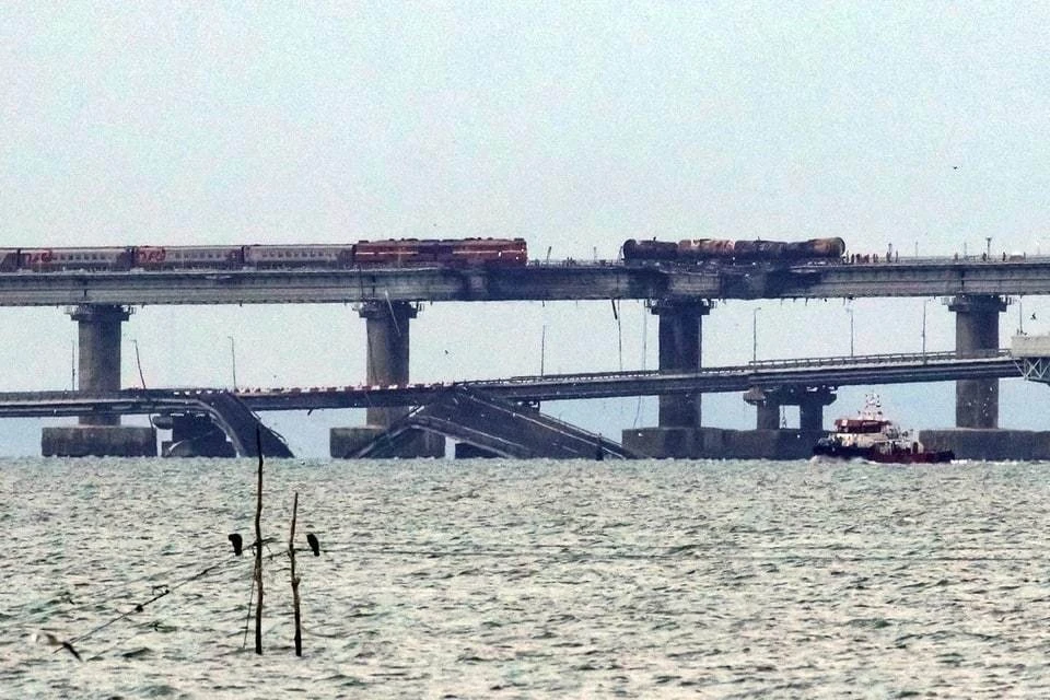Крымский мост был взорван, но устоял