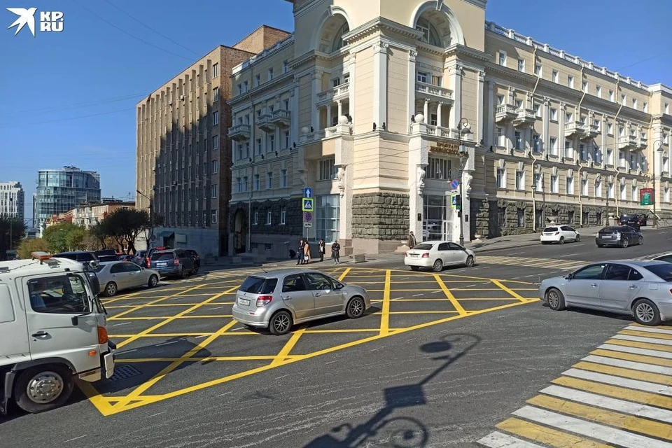 «Вафельница» у остановки «Изумруд».