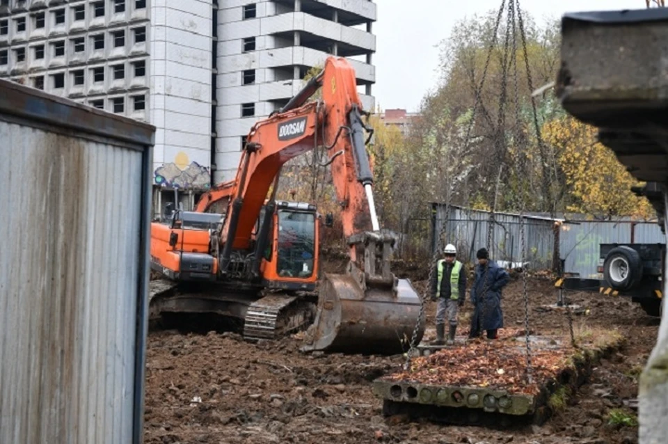 Собственники помещений в течение шести месяцев должны обеспечить снос дома.