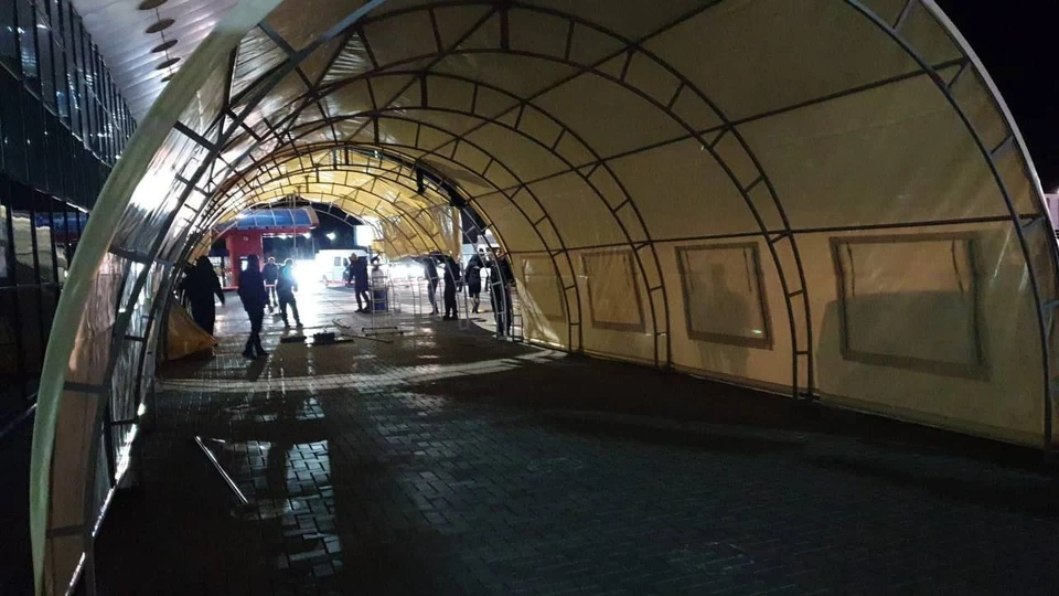Здесь люди могут укрыться от холода и ветра.