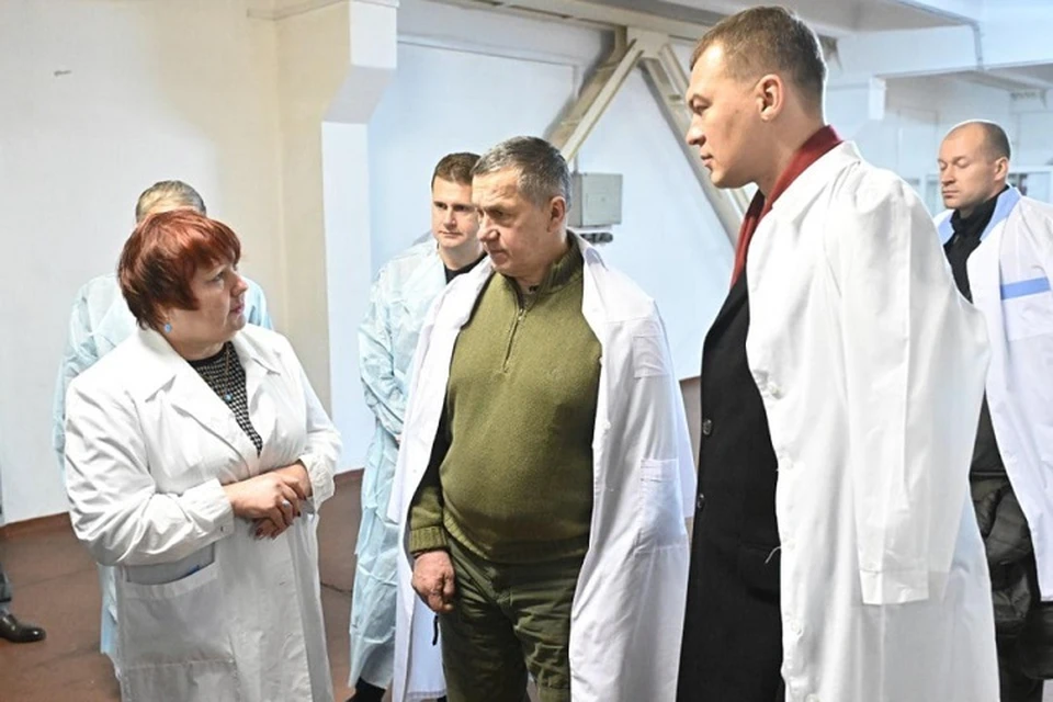 Михаил Дегтярев и Юрий Трутнев на заводе «Дальхимфарм»