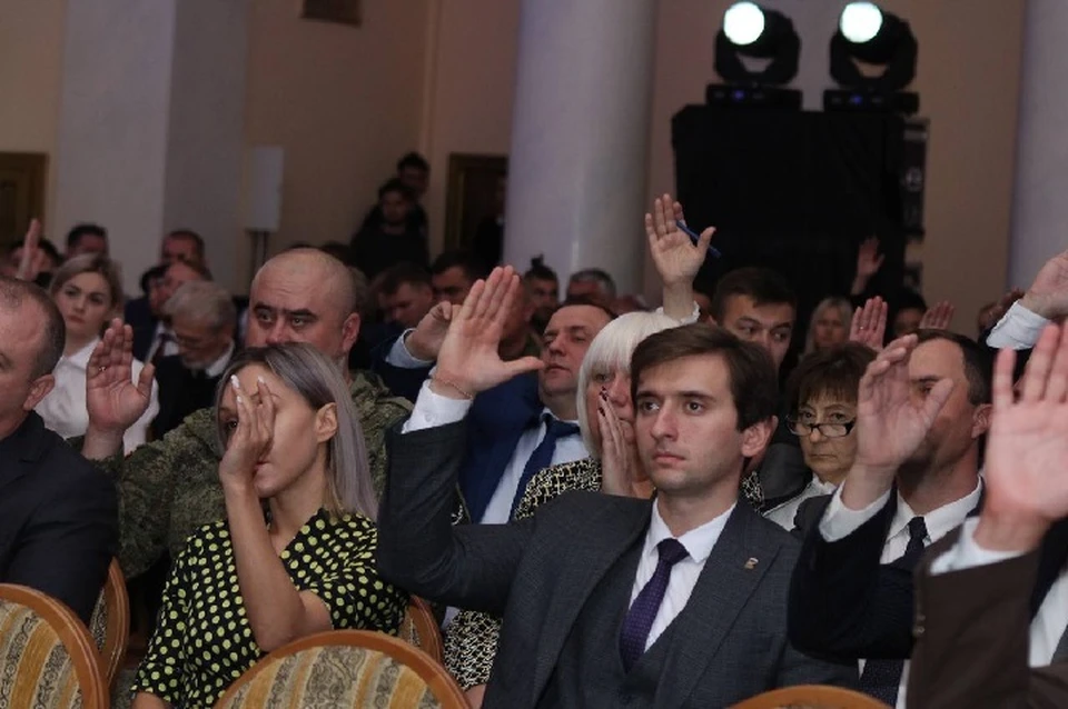 Общее собрание отделения партии состоялось в Колонном зале Луганска. Фото: ТГ/Пасечник