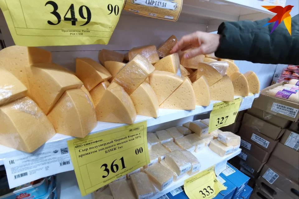Молодой человек украл сыр и успел его продать.