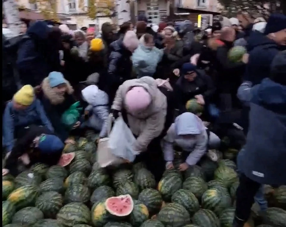 Жителям раздавали 10 тонн арбузов. Фото: скриншот с видео