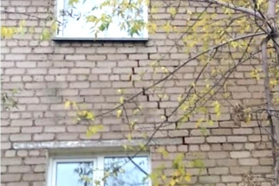 Трещины на стене дома видны даже издалека.