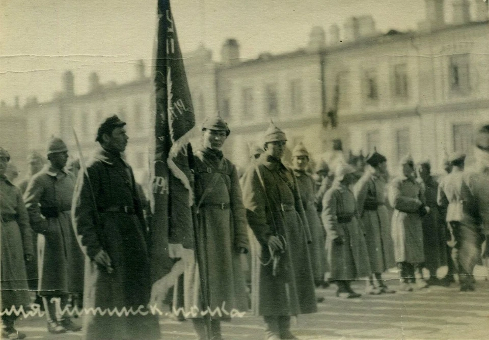 Солдаты НРА ДВР на улицах Владивостока.