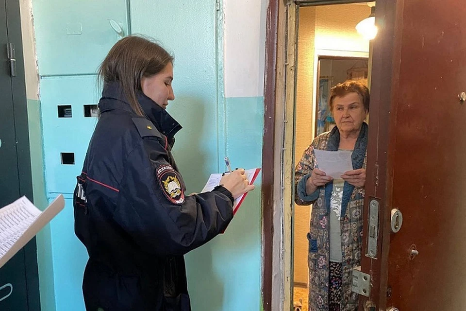 Полицейские и сотрудники администрации предупредили пожилых хабаровчан о мошенниках