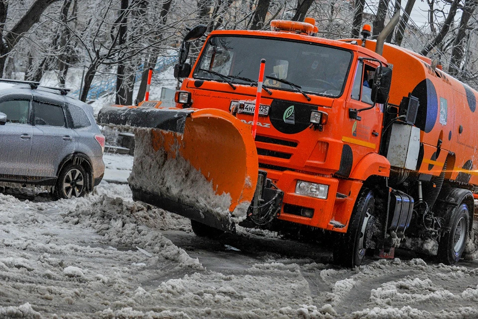 В первую очередь специалисты займутся уборкой снега возле детских садов.