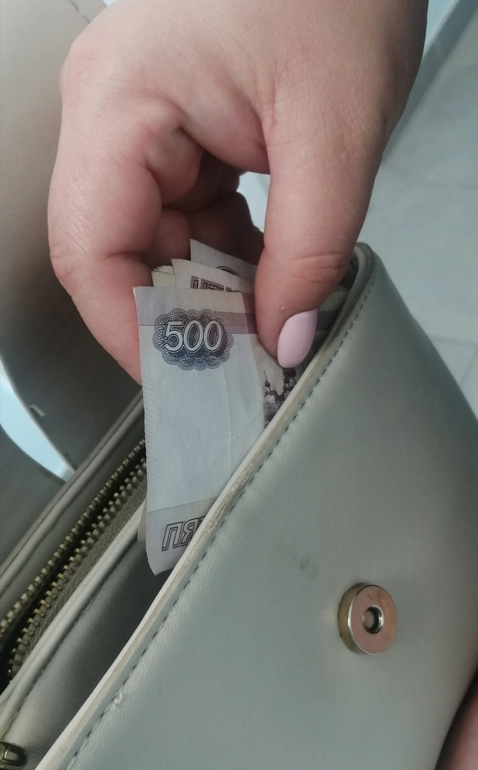 Один раз воровка проводила до магазина и обратно, другой раз помогла донести сумку.