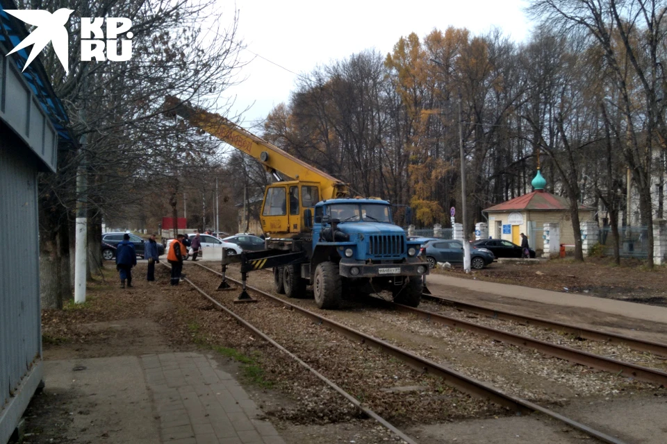 Корреспондент "КП"-Тверь" застал работы по демонтажу рельсов напротив горбольницы №7.