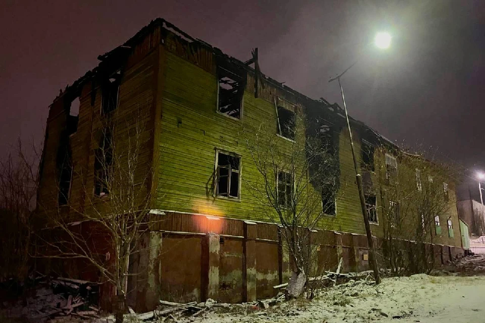 Причина пожара устанавливается. Фото: vk.com/mchs_murmansk