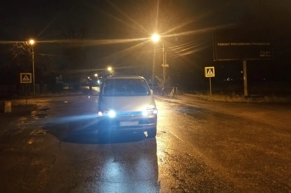 Автомобиль на высокой скорости сбил мужчину на пешеходном переходе в Хабаровске