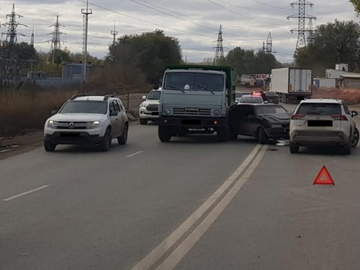 В Самаре «КАМАЗ» устроил ДТП с двумя легковыми автомобилями - KP.RU