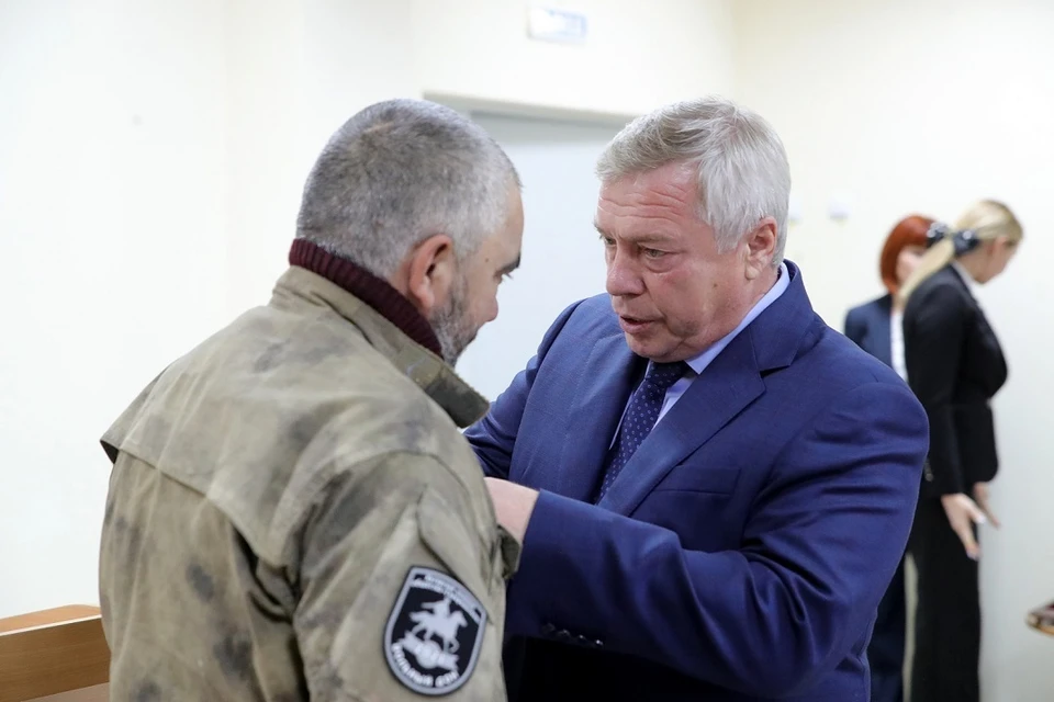 Награду российские бойцы получают за самоотверженность, мужество и отвагу. Фото: пресс-служба донского правительства.