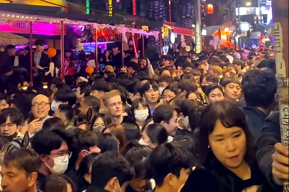 В столице Южной Корее, Сеуле празднование Хэллоуина закончилось давкой.