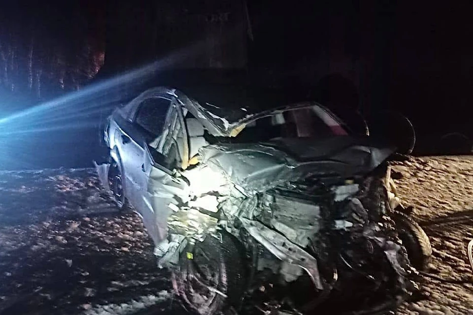 Водителя легкового автомобиля с места происшествия в медучереждение увезли очевидцы. Фото: vk.com/mchs_murmansk