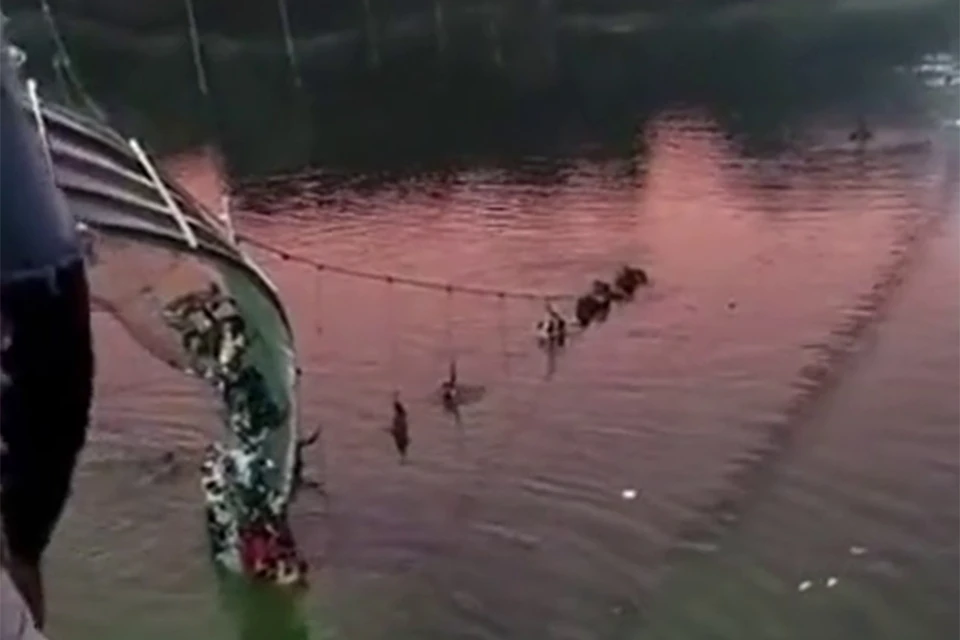 В Индии обрушился подвесной мост, только что открытый после реконструкции. Фото: кадр из видео.