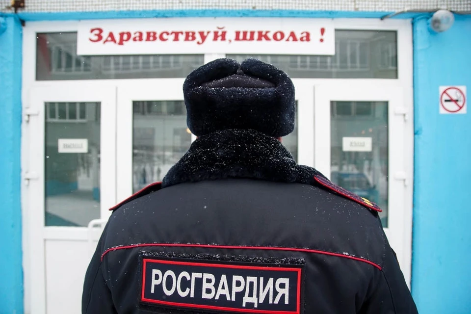 Еще одной мерой является оборудование домофонами пришкольных ограждений.