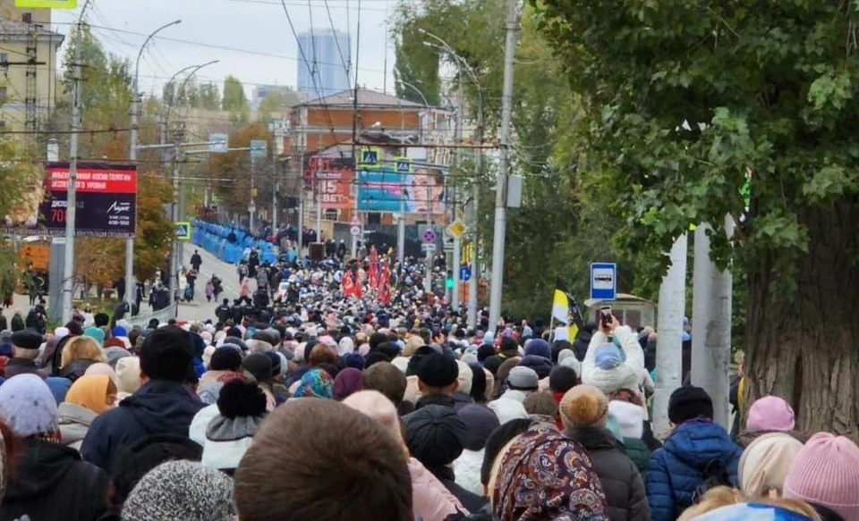 Крестный ход чебоксары 4 ноября. Крестный ход Саратов. Крестный ход Саратов 2022 фото. Крестный ход на музейной. Крестный ход Саратов 2022 Казанская фото.