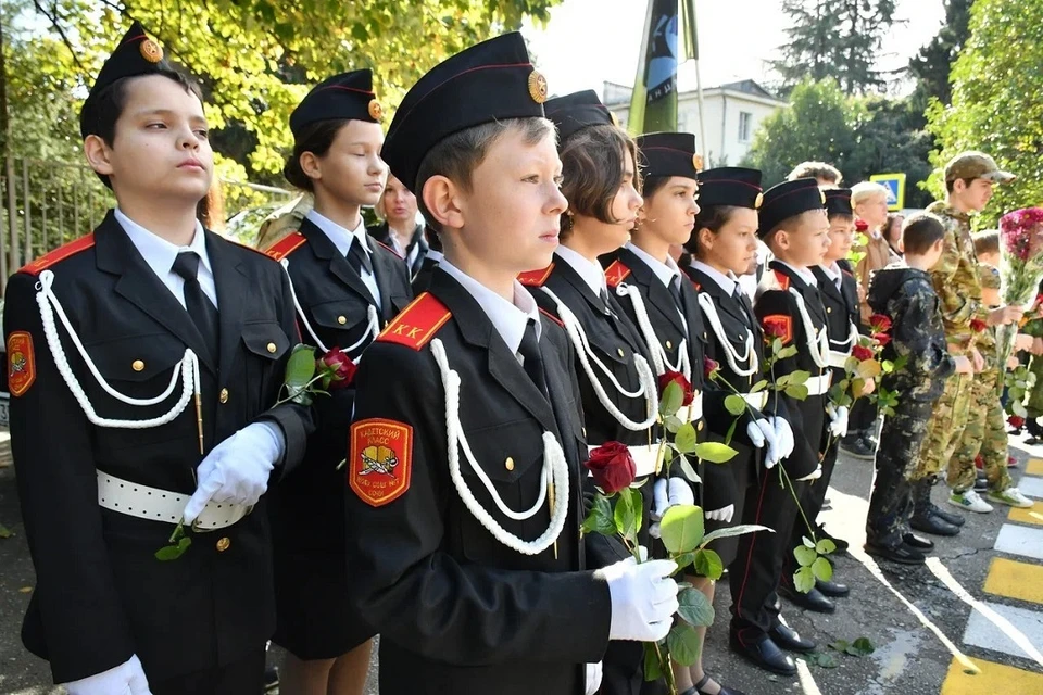 К мемориалу памяти погибшим воинам в локальных конфликтах на Цветном бульваре возложили цветы. Фото: администрация Сочи