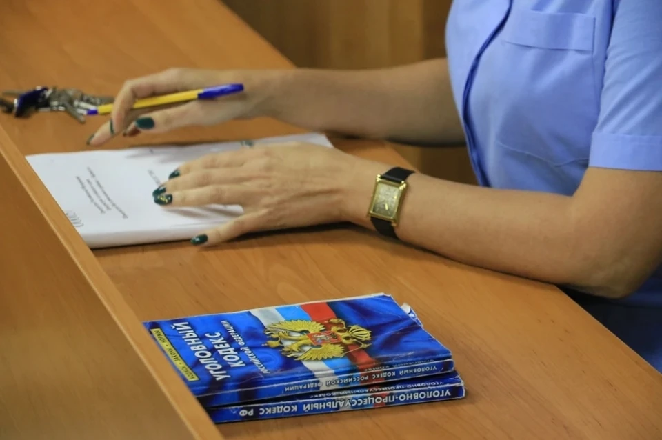 Отец, имея огромные долги по алиментам, ездит в суд на шикарном авто