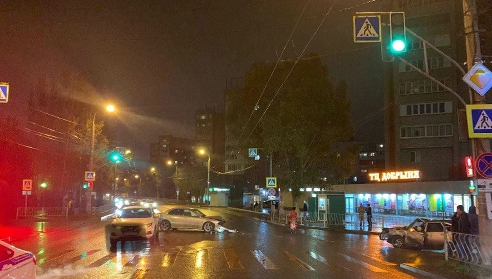 Сейчас полиция проводит проверку по факту ДТП.