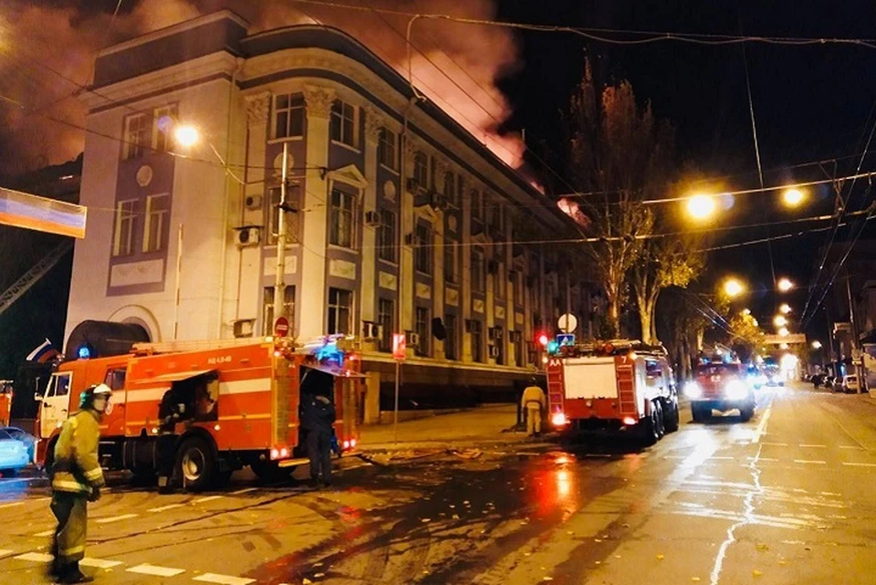 В Донецке устраняют последствия обстрела. Фото: МЧС ДНР