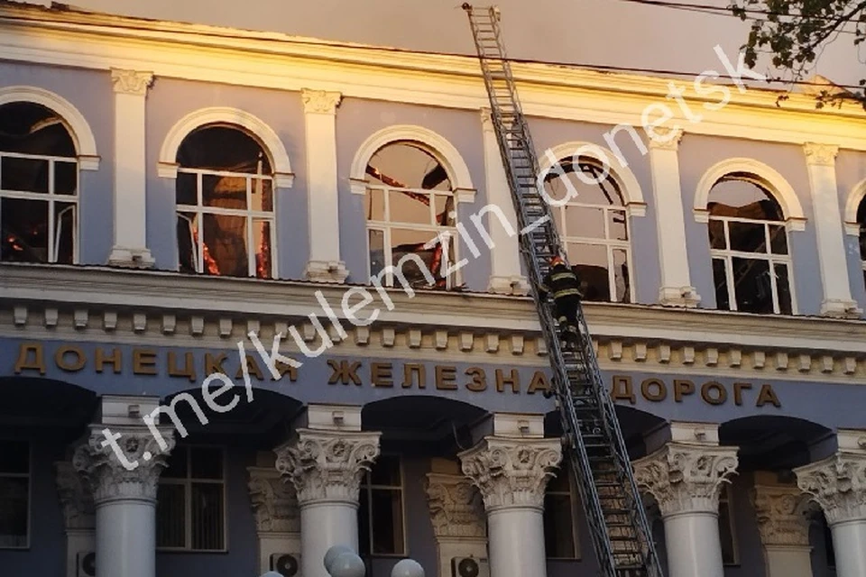 По мере продвижения пожарным приходится разбирать конструкции, чтобы исключить возможность дальнейшего распространения огня. Фото: МЧС ДНР