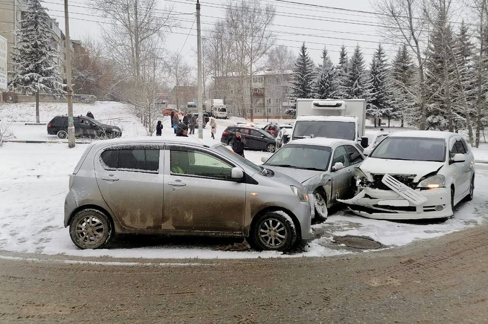 ДТП с участием 12 автомобилей произошло в м-не Юбилейный в Иркутске утром 8 ноября. Фото: Госавтоинспекция Иркутска