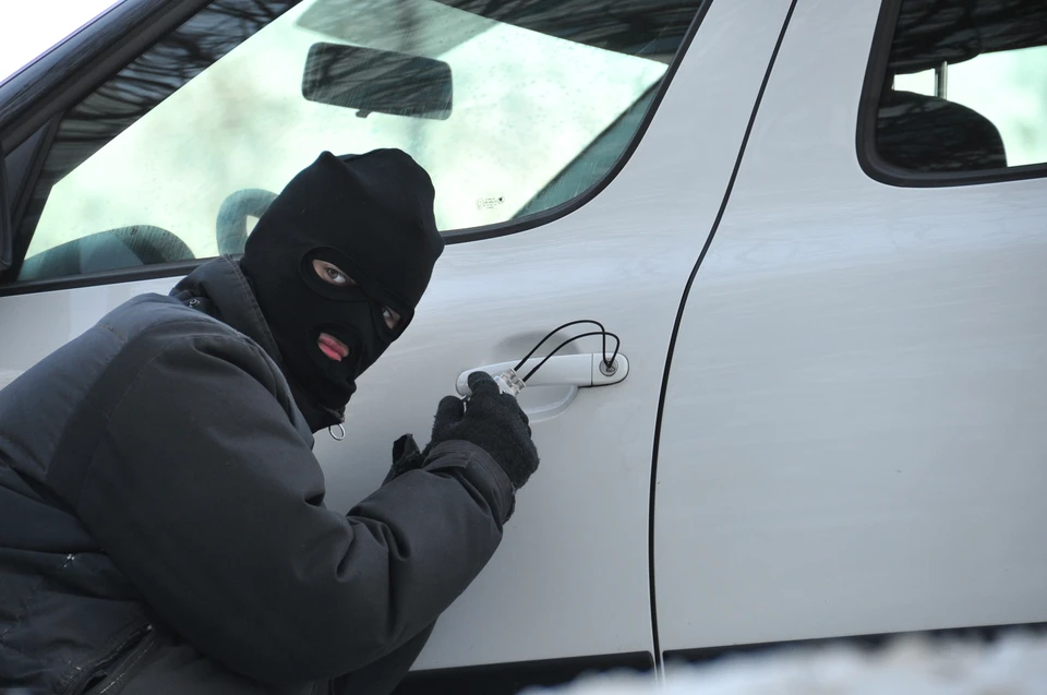 Два пьяных жителя Ульяновска для поездки до дома угнали автомобиль у пенсионерки