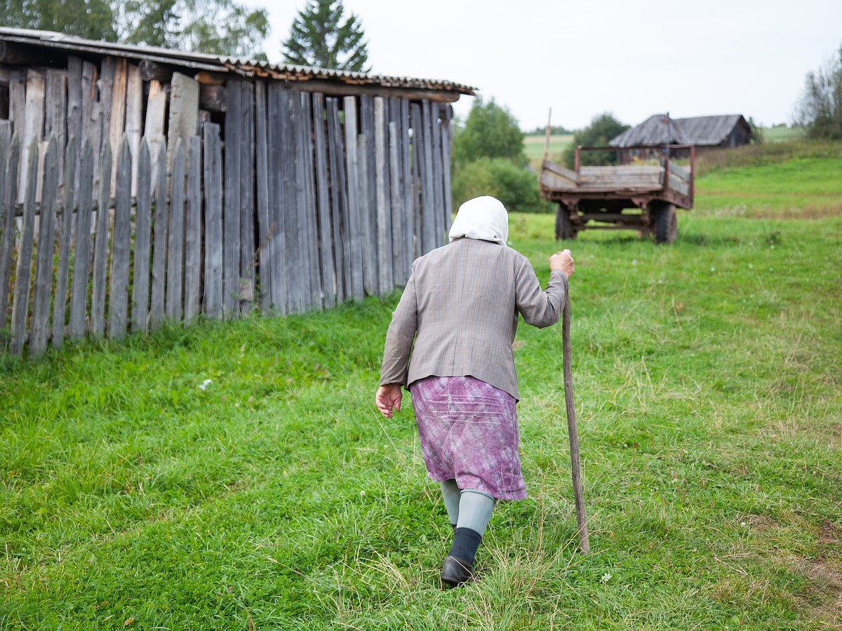 Носила воду на огонек в темноте: 93-летняя слепая пенсионерка всю ночь  ждала помощь в горящем доме - KP.RU