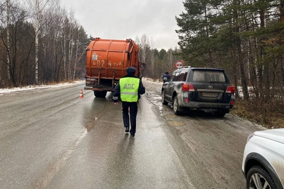 Водитель автомобиля «КАМАЗ» пояснил, что он не увидел легковушку. Фото: отдел пропаганды ГИБДД по Нижнему Тагилу