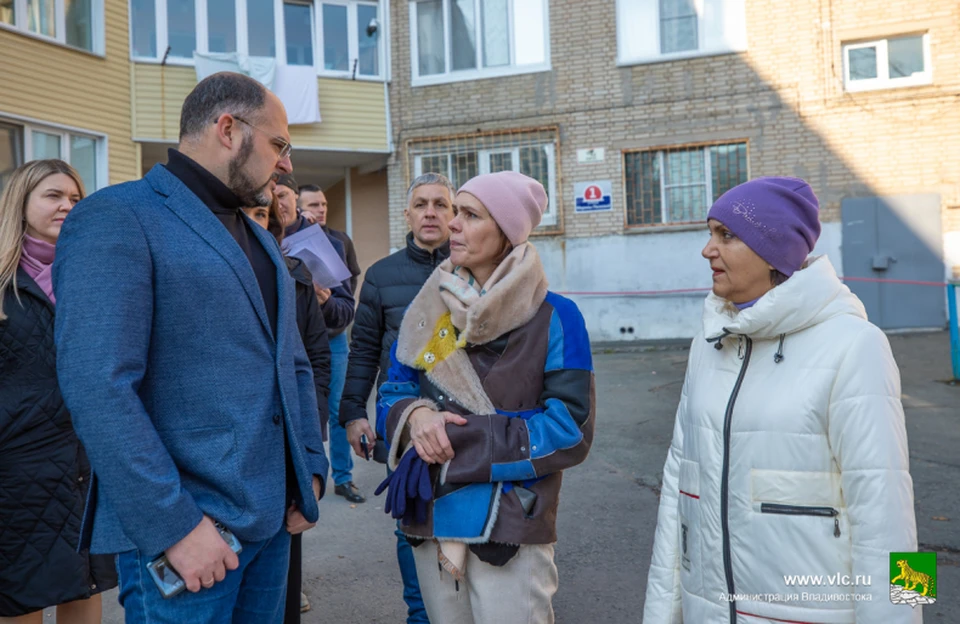 Глава Владивостока с жильцами дома на Марины Расковой.