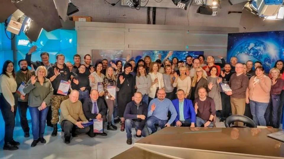 Коллектив телеканала принимает поздравления. Фото: ГТРК "Мурман"