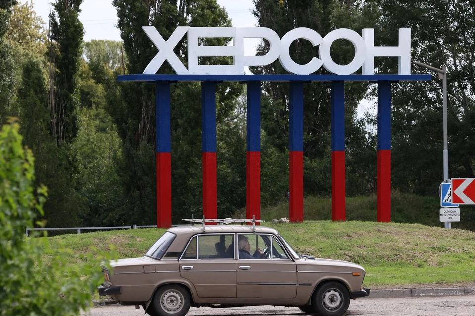 Kherson.  Stele at the entrance to the city, September 2022. Photo: Sergey Malgavko/TASS