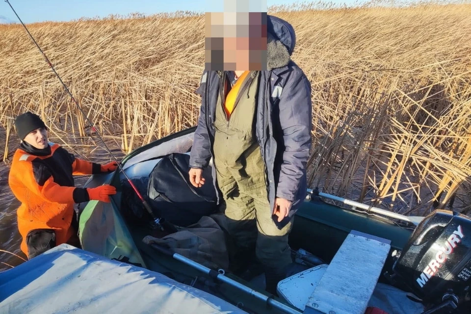 Рыбак застрял на острове Ладожского озера из-за "диверсии" лодки. Фото: vk.com/acclo